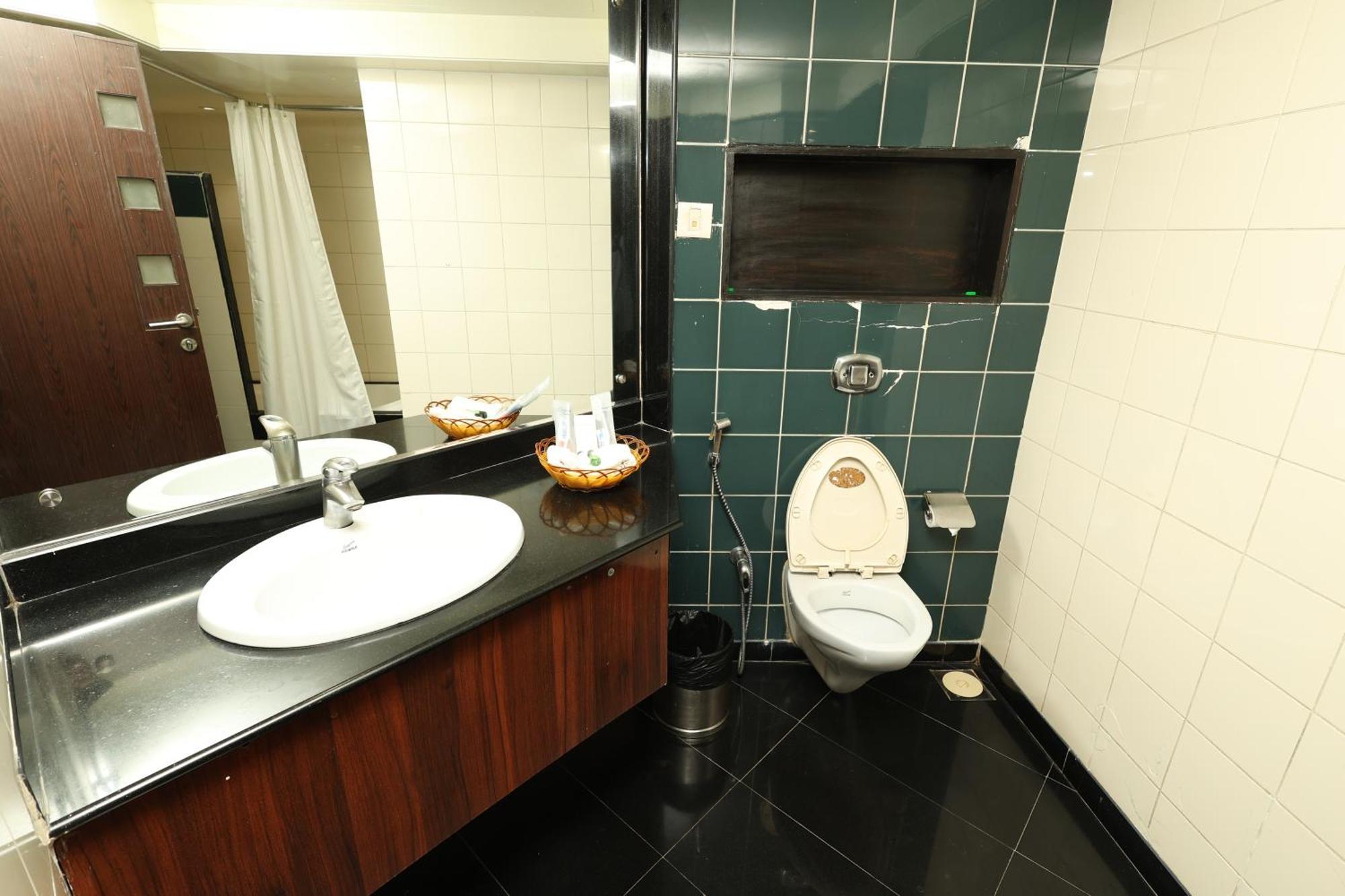 Quaint Suites Hotel & Banquet Mumbai Exterior foto